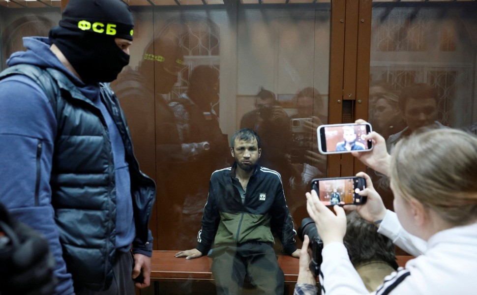 Ένας από τους υπόπτους για το μακελειό στη Μόσχα ενώπιον του δικαστηρίου / Reuters
