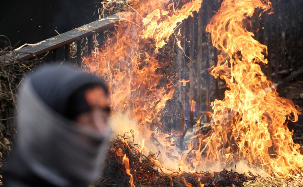 Φωτιές στην Πλατεία Σουμάν από εξαγριωμένους αγρότες στις Βρυξέλλες / Reuters