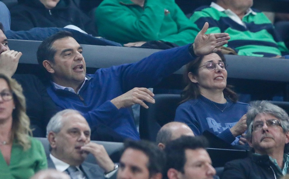Ο Αλέξης Τσίπρας με τη σύζυγό του στον πρόσφατο αγώνα μπάσκετ του Παναθηναϊκού με την Μπαρτσελόνα / Ιntime