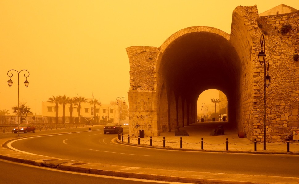Το Ηράκλειο εν μέσω αφρικανικής σκόνης. Φωτογραφία αρχείου. ΡΑΠΑΝΗΣ ΣΤΕΦΑΝΟΣ/EUROKINISSI