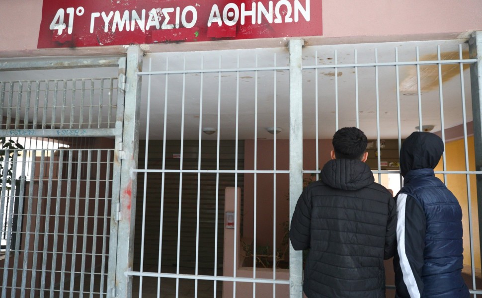Γεωργιανός εισέβαλε σε σχολείο στην Κυψέλη και τραυμάτισε μαθητή με σφυρί / Eurokinissi