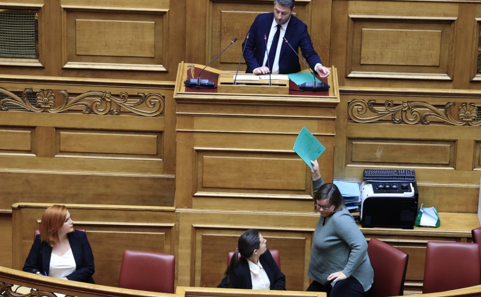 O Νίκος Ανδρουλάκης καταθέτει την πρόταση δυσπιστίας κατά της κυβέρνησης στην Ολομέλεια της Βουλής / Eurokinissi