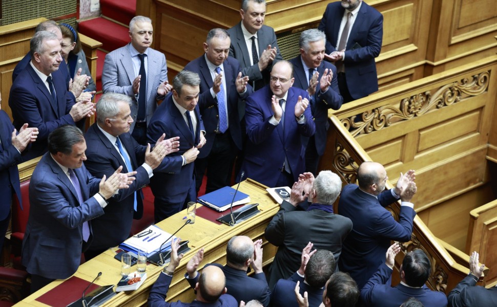 Εικόνα με τον πρωθυπουργό και βουλευτές της ΝΔ μετά την ονομαστική ψηφοφορία (φωτο: Eurokinissi)