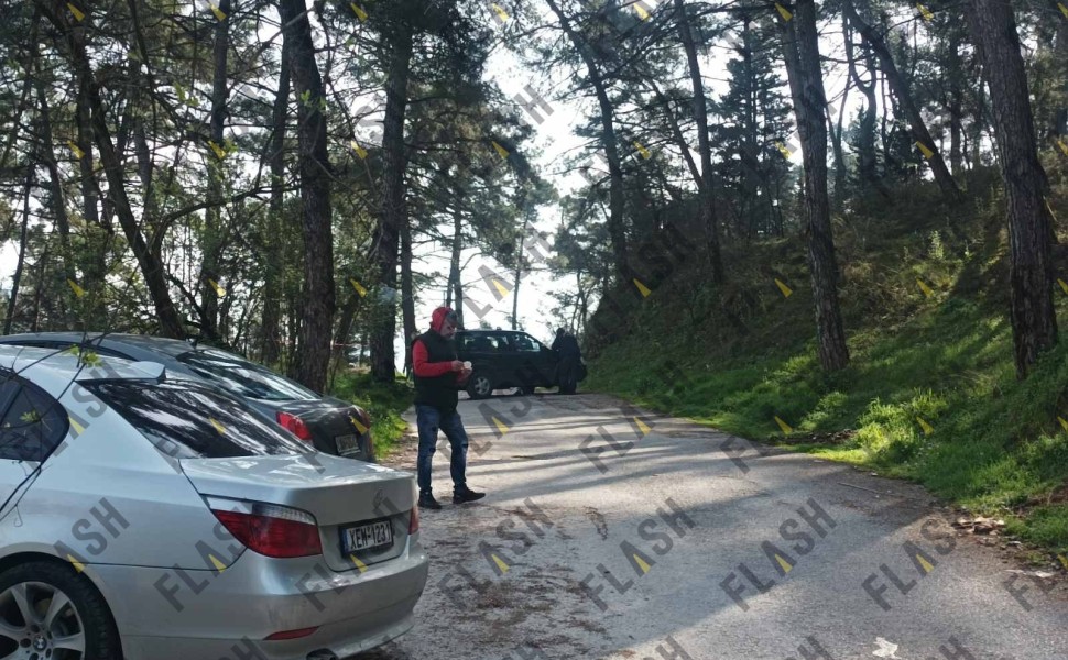 Αστυνομικοί έχουν αποκλείσει το σημείο όπου βρέθηκε το πτώμα στα Ιωάννινα / Flash.gr