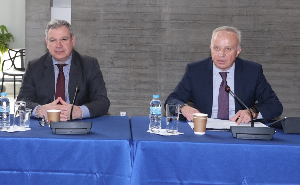 Ο Γενικός Διευθυντής του ΙΟΒΕ καθηγητής  Νίκος Βέττας και ο πρόεδρος του ΤΜΕΔΕ Κωνσταντίνος Μακέδος κατά την παρουσίαση της μελέτης για τις κατασκευές