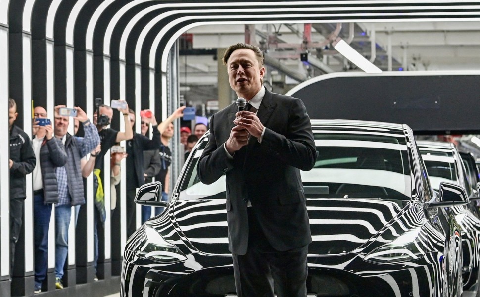 Ο Έλον Μασκ μπροστά σε αυτοκίνητο Tesla / Reuters