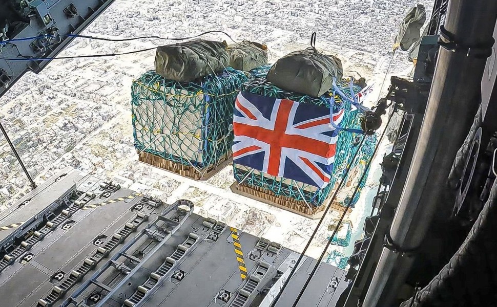 Εικόνα από τη ρίψη της βρετανικής βοήθειας στη Γάζα την Δευτέρα  25/3 (φωτο: ΑΠΕ-ΜΠΕ/EPA/AS1 LEAH JONES / RAF HANDOUT)