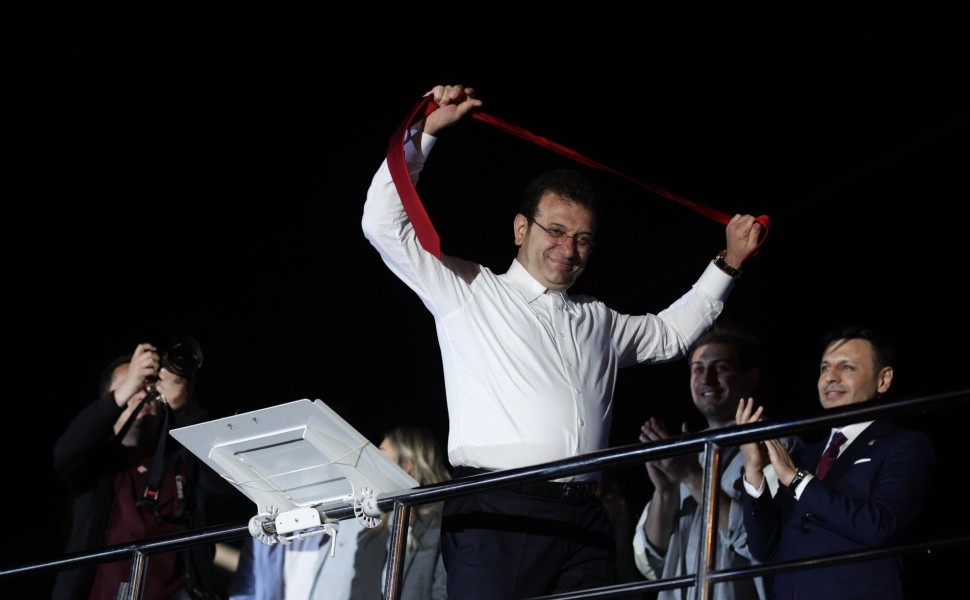 Ο Εκρέμ Ιμάμογλου πανηγυρίζει τη νίκη του στις δημοτικές εκλογές (φωτο: ΑΠΕ-ΜΠΕ/EPA/ERDEM SAHIN)