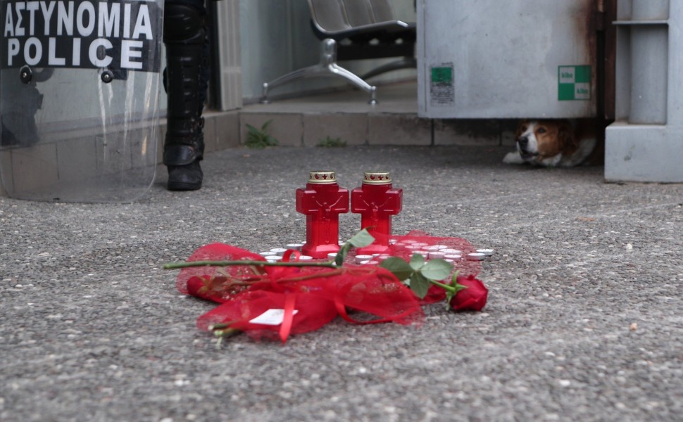 Κεριά στον τόπο που δολοφονήθηκε η 28χρονη μπροστά στο Αστυνομικό Τμήμα Αγίων Αναργύρων / Eurokinissi