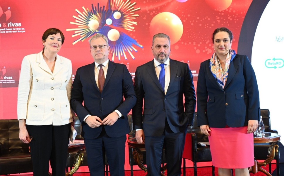 Από αριστερά προς τα δεξιά κ. Joan Hoey, Economist chair, κ. Ionut Savoiu, Υφυπουργός του Υπουργείου Μεταφορών και Υποδομών της Ρουμανίας, κ. Αλέξανδρος Εξάρχου, Πρόεδρος ΔΣ και Διευθύνων Σύμβουλος ΑΚΤΩΡ, κ. Βίκυ Λοΐζου, Γενική Γραμματέας Ιδιωτικών Επενδύ