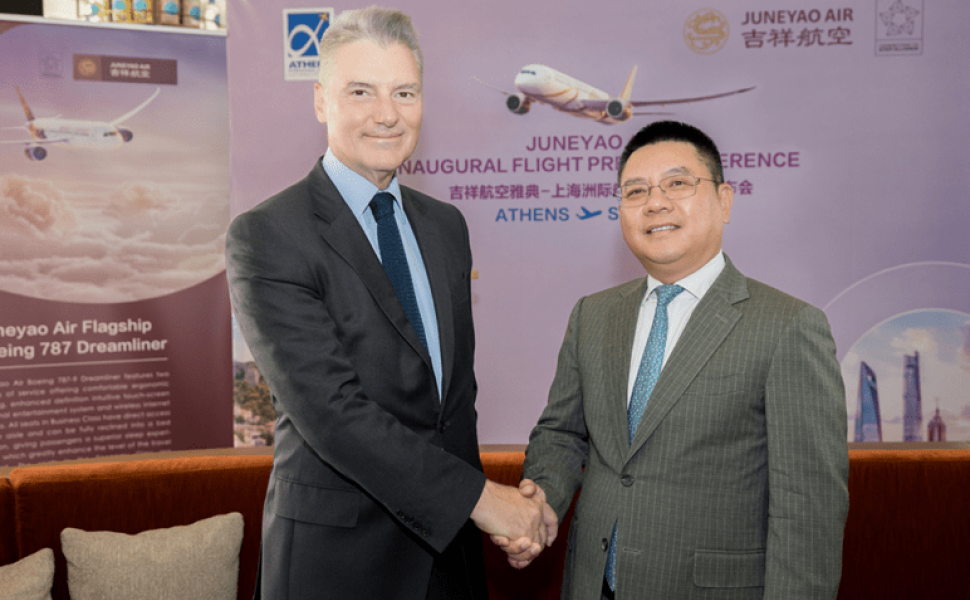 Ο κ. Γιάννης Παράσχης, Διευθύνων Σύμβουλος (CEO), ΔΑΑ και ο κ. Wang Junjin, Πρόεδρος της Juneyao Air