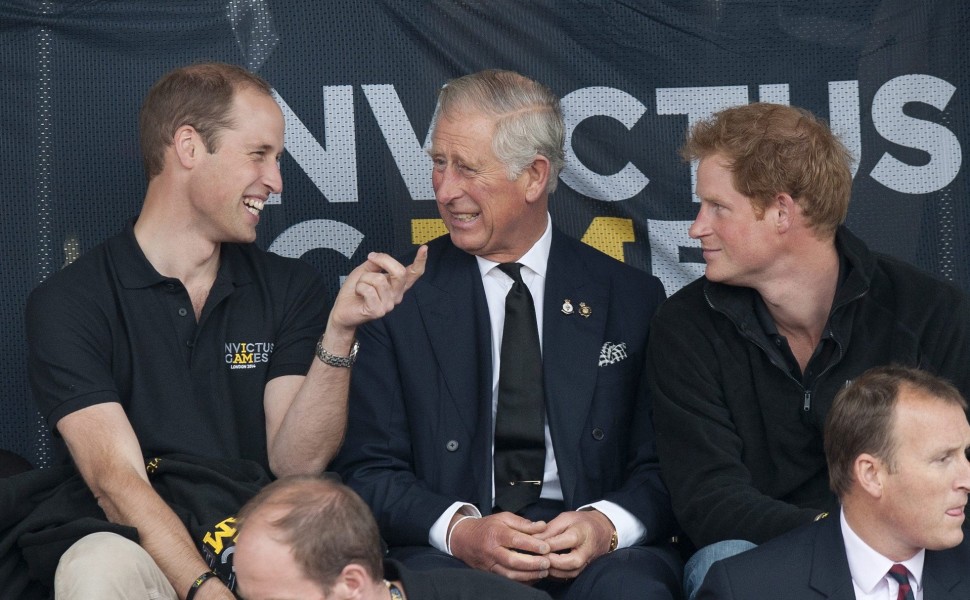 Ο βασιλιάς Κάρολος με τους δυο γιους του Ουίλιαμ και Χάρι / Φωτογραφία αρχέιου ΑΠΕ