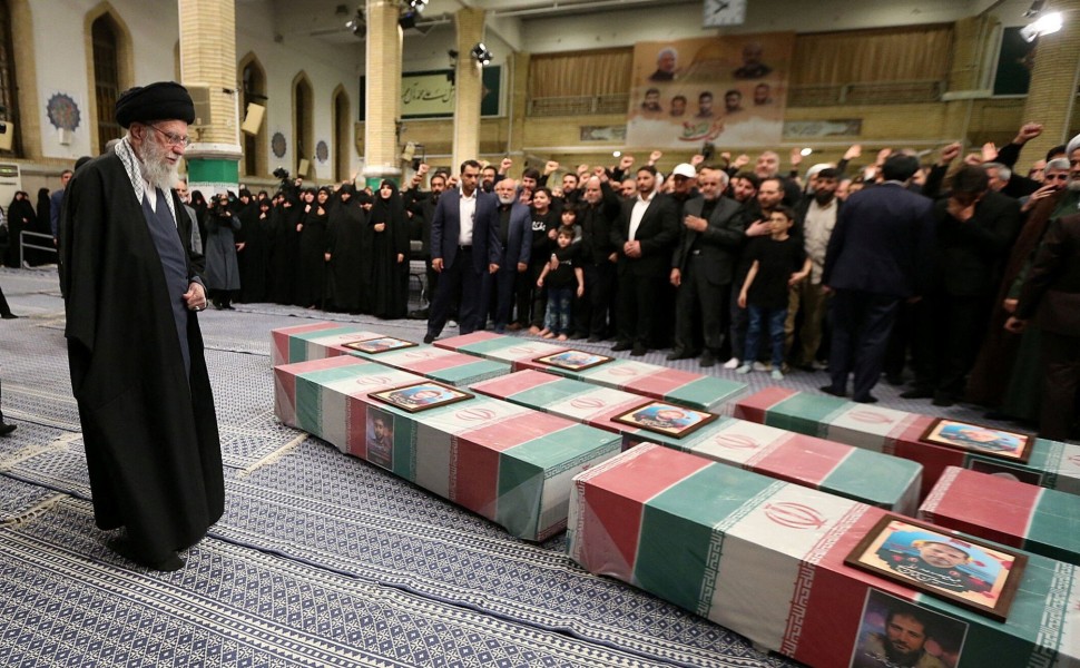 Ο Αγιατολάχ Αλί Χαμεϊνί επιβλέπει τα φέρετρα των θυμάτων της Ιρανικής πρεσβείας στη Δαμασκό / Reuters
