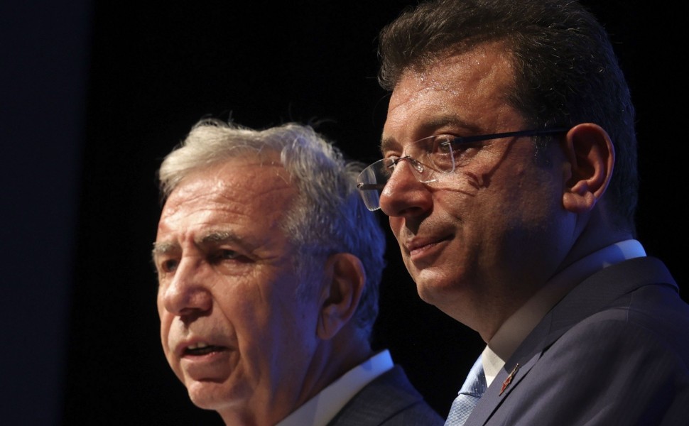 Ο Μανσούρ Γιαβάς και ο Εκρέμ Ιμάμογλου (φωτο: ΑΠΕ-ΜΠΕ/EPA/MANUEL DE ALMEIDA)