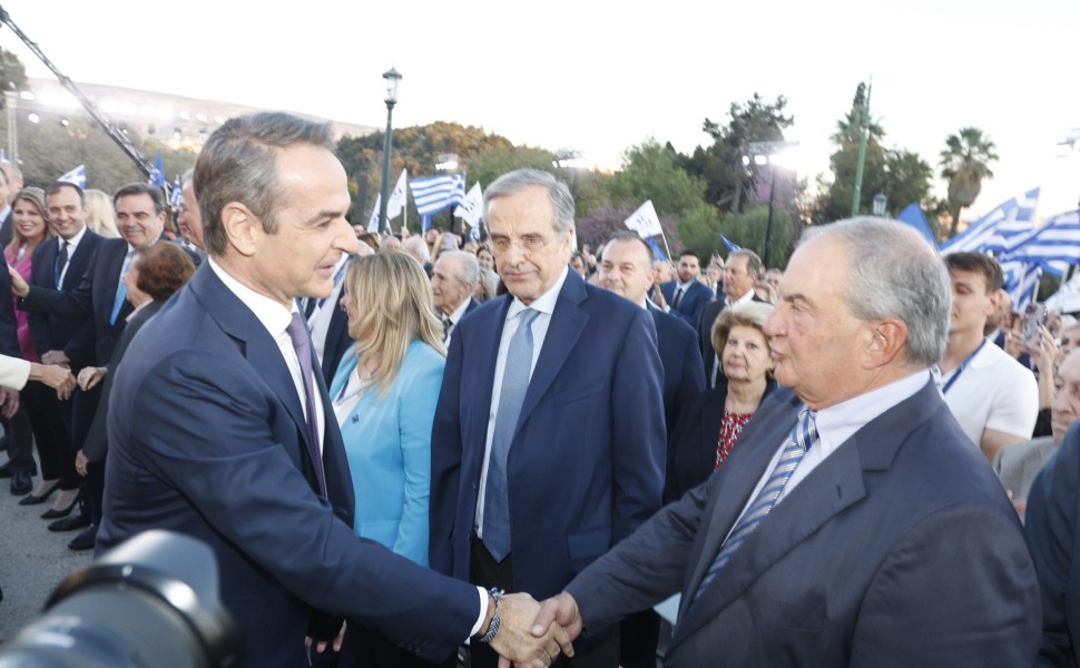 Ο Κυριακός Μητσοτάκης χαιρέτα του πρωην πρωθυπουργός Κώστα Καραμανλή και Αντώνη Σαμαρά/ eurokinissi