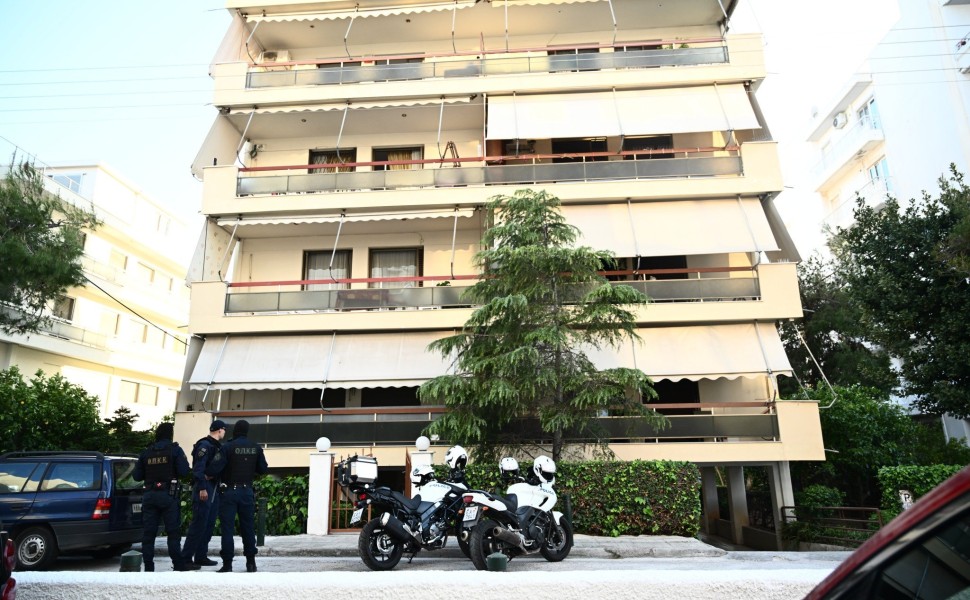 Αστυνομικοί έξω από την πολυκατοικία όπου έδωσε τέλος στη ζωή του ο 29χρονος (φωτο: Eurokinissi)