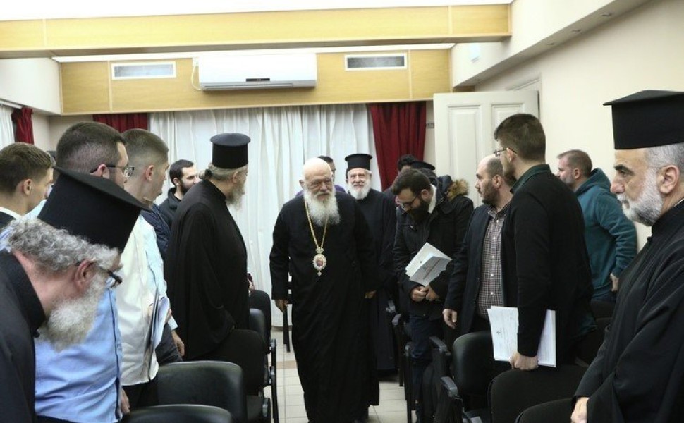 Εικόνα από τη συνάντηση του Αρχιεπισκόπου με τους νέους κληρικούς (φωτο: Χρήστος Μπόνης / Εκκλησία της Ελλάδος)