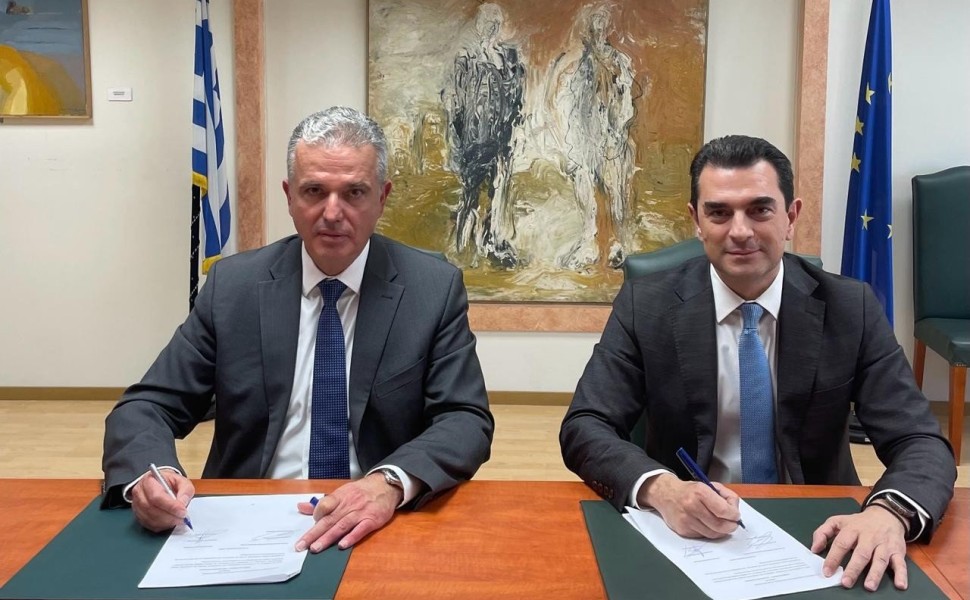 Ο Γρηγόρης Σκλήκας και ο Κώστας Σκρέκας κατά την υπογραφή της συμφωνίας (φωτο: ΥΠΕΝ)