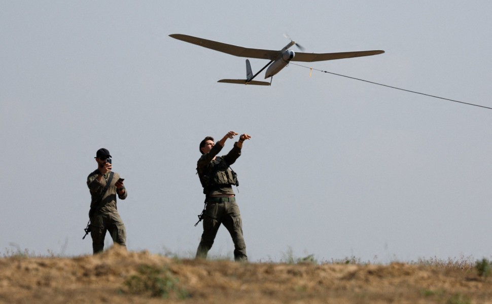 Ισραηλινοί στρατιώτες πετούν ένα drone/ Reuters