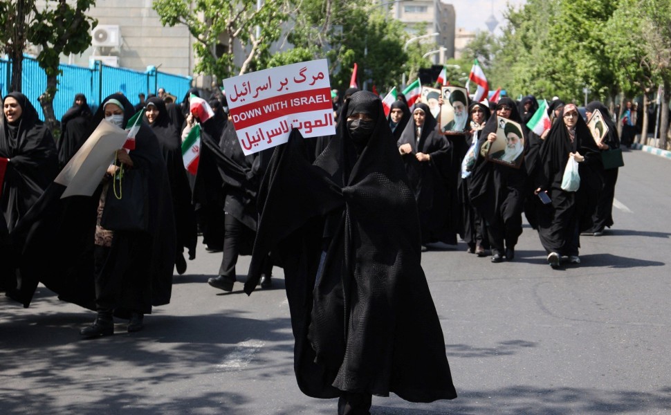 Ιρανοί σε πορεία κατά του Ισραήλ μετά από την προσευχή της Παρασκευής / Reuters