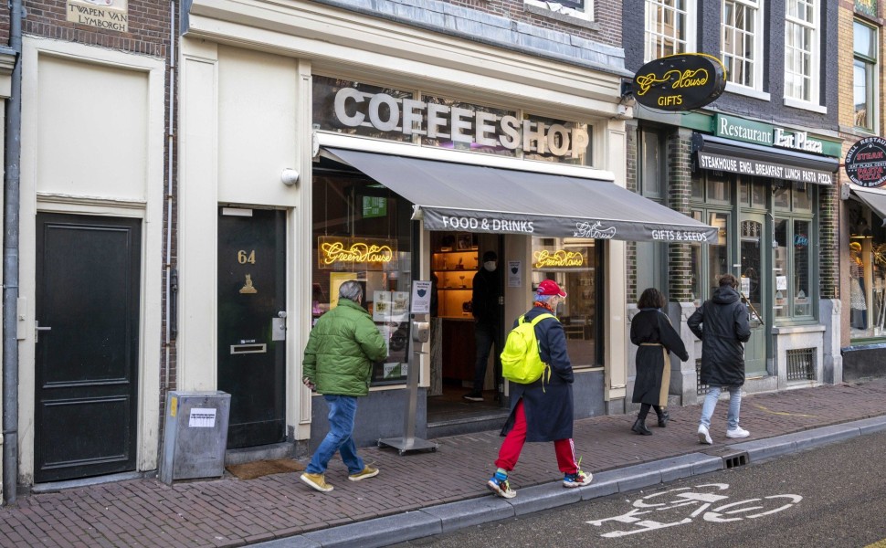 Εικόνα από coffeeshop σε δρόμο του Άμστερνταμ (φωτο: ΑΠΕ-ΜΠΕ/EPA/Evert Elzinga)