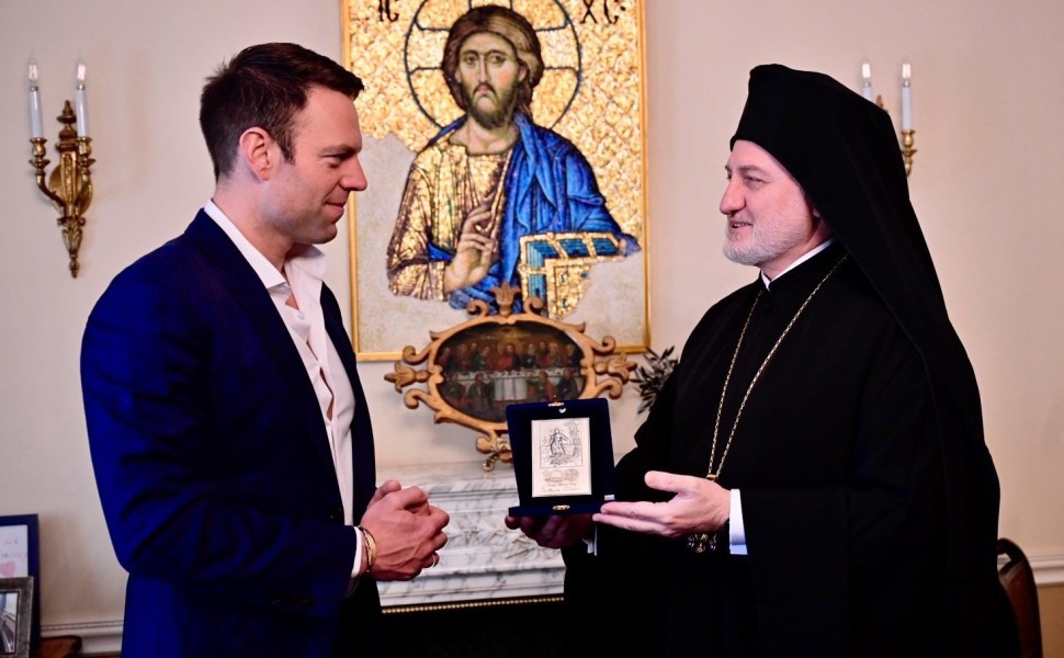 Ο Στέφανος Κασσελάκης με τον Αρχιεπίσκοπο Αμερικής Ελπιδοφόρο (φωτο: ΑΠΕ-ΜΠΕ/ΓΡΑΦΕΙΟ ΤΥΠΟΥ ΣΥΡΙΖΑ-ΠΣ/STR)