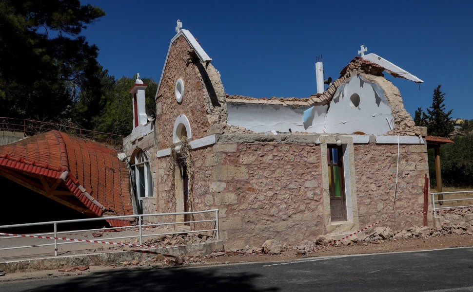 Εικόνα από εκκλησία που «χτυπήθηκε» από τον σεισμό στο Αρκαλοχώρι (φωτο: Eurokinissi)