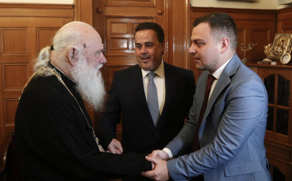 O Σταύρος Παπασταύρου με τον Πέτρο Μπελέρη στον Αρχιεπίσκοπο Ιερώνυμο / Eurokinissi