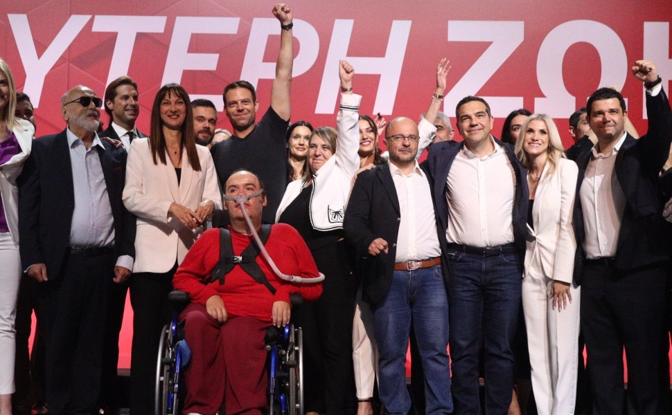 Στέφανος Κασσελάκης και Αλέξης Τσίπρας με τους 42 υποψήφιους ευρωβουλευτές του ΣΥΡΙΖΑ / Eurokinissi