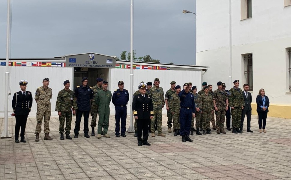 Έλληνες και ξένοι αξιωματικοί στο στρατηγείο της επιχείρησης «Ασπίδες» στη Λάριδα / Flash.gr