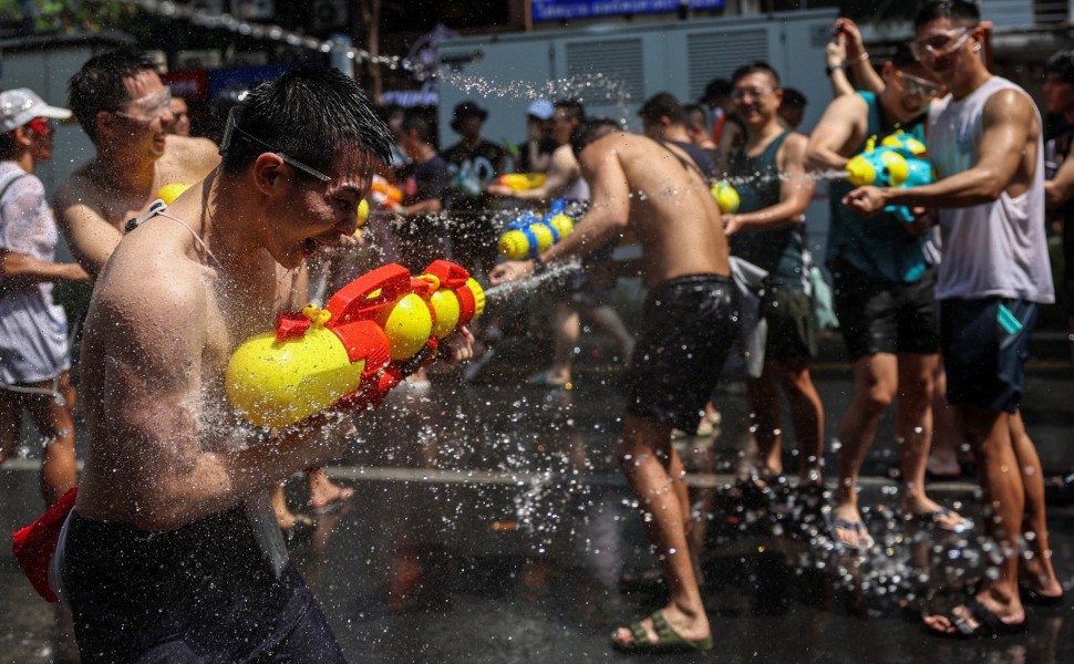 Νεαροί στους δρόμους της Μπανγκοκ γιορτάζουν τη νέα χρονιά νερού / Reuters