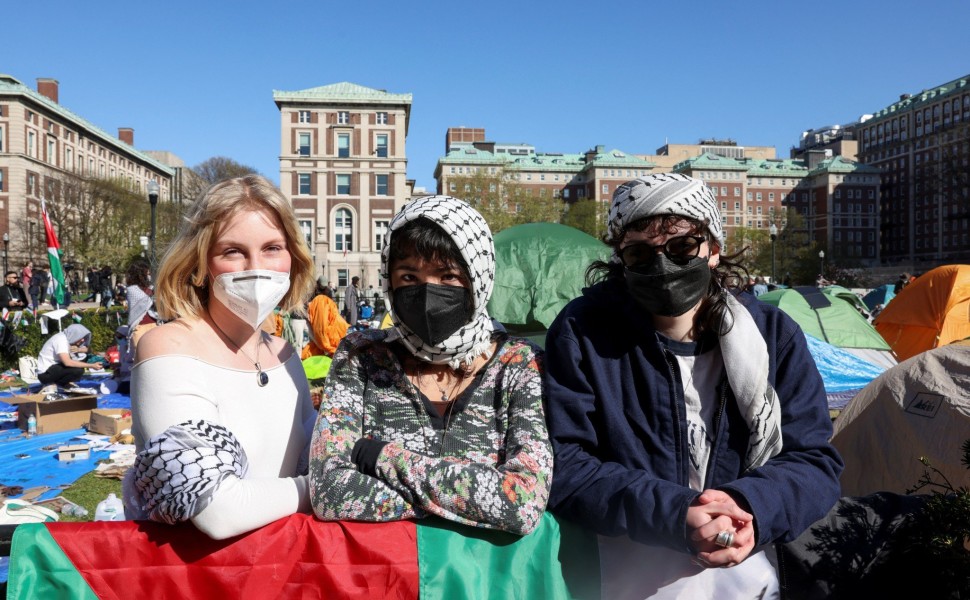 Φιλοπαλαιστίνιοι διαδηλωτές μπροστά στο Πανεπιστήμιο Κολούμπια της Νέας Υόρκης / Reuters