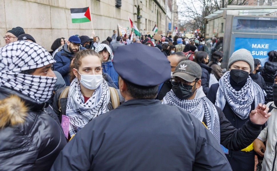 Διαδηλωτές υπέρ της Παλαιστίνης έξω από το Κολούμπια (φωτο: ΑΠΕ-ΜΠΕ/ EPA/SARAH YENESEL)