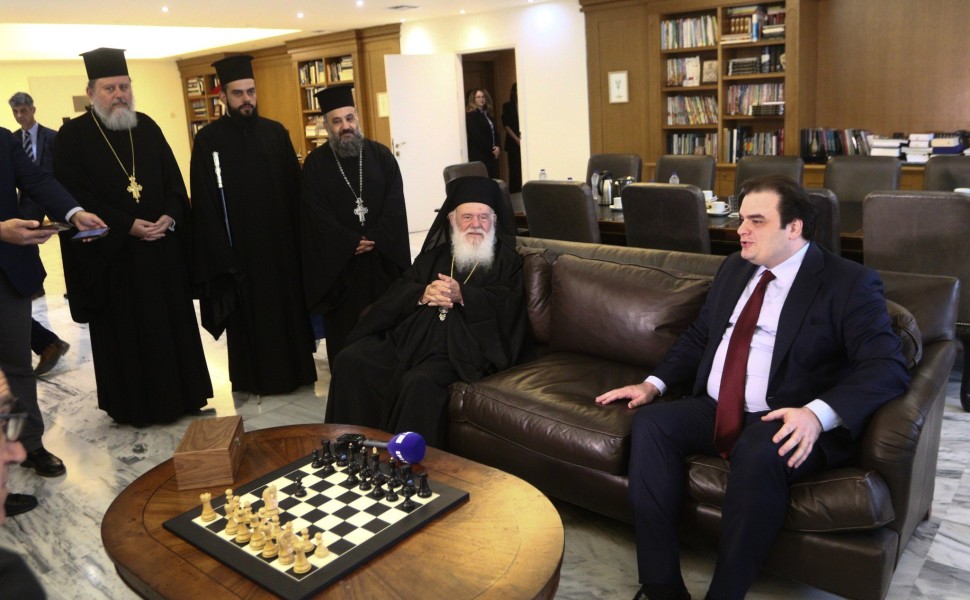 Ο Αρχιεπίσκοπος Ιερώνυμος με τον υπουργό παιδείας Κυριάκο Πιερρακάκη/eurokinissi
