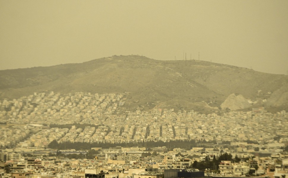 Η αφρικανική σκόνη «έπνιξε» την Αθήνα (φωτο: Eurokinissi)