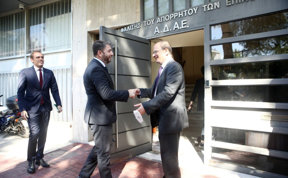 Ο Νίκος Ανδρουλάκης με τον πρόεδρο της ΑΔΑΕ, Χρήστο Ράμμο/φωτό αρχείου INTIME