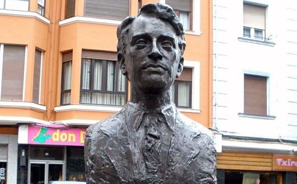 Μνημείο για τον Τζορτζ Στιρ στη Γκερνίκα / Φωτ.: Wikimedia Commons