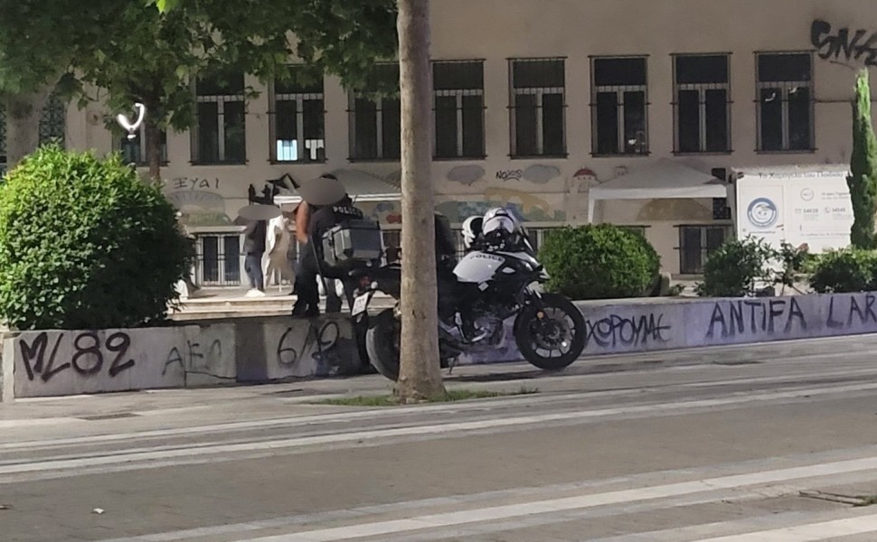 Η στιγμή που αστυνομικοί προσπαθούν να αποτρέψουν το... στριπτίζ / photo credits: onlarissa.gr