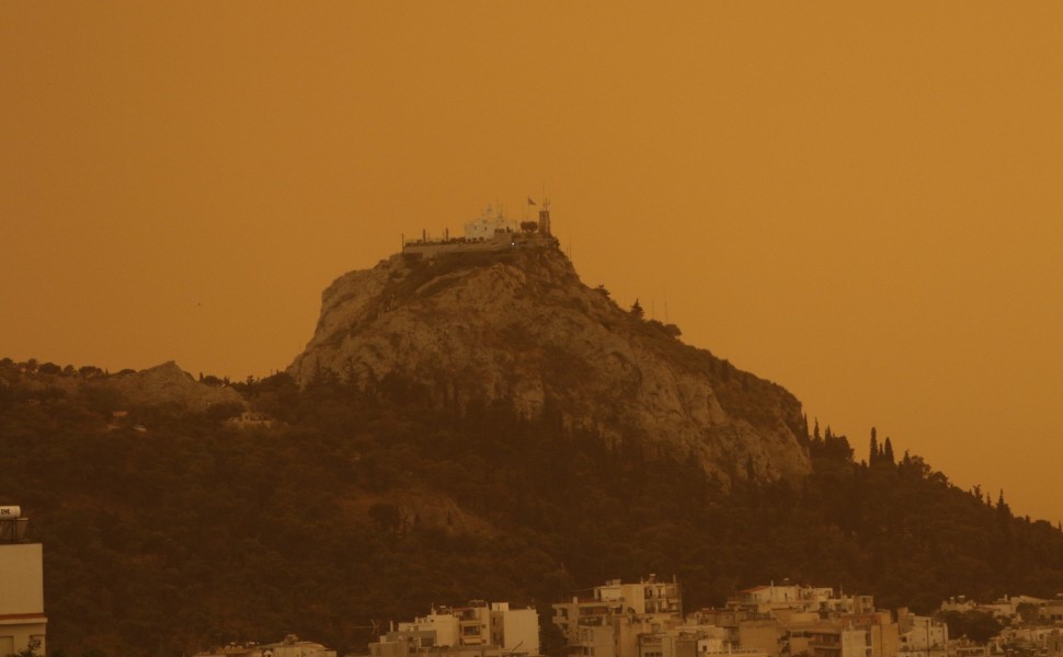 Αφρικανική σκόνη «πνίγει» το λόφο του Λυκαβηττού/Eurokinissi