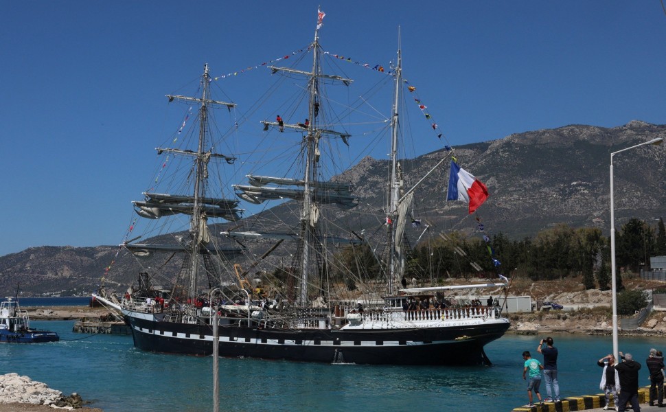 Το τρικάταρτο πλοίο Belem που μεταφέρει την Ολυμπιακή Φλόγα από τον Πειραιά στη Μασσαλία / Reuters