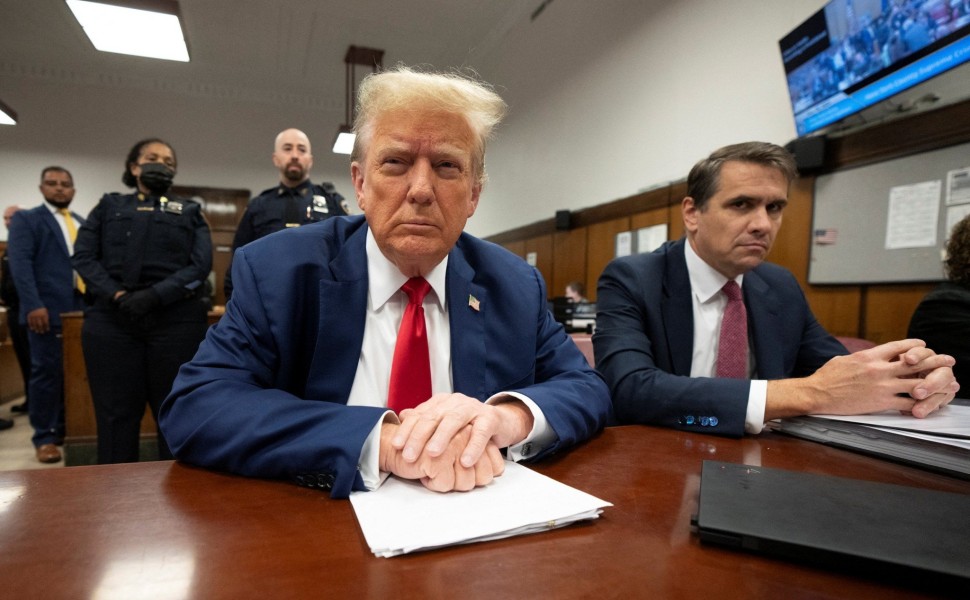 Ο Ντόναλντ Τραμπ στο εδώλιο του κατηγορουμένου, στην ποινική δίκη που διεξάγεται εναντίον του στη Νέα Υόρκη. Φωτογραφία: Reuters.