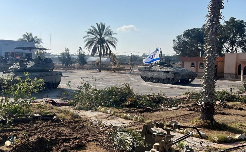 Ισραηλινό τανκ σε κατεστραμμένο δρόμο της Ράφα / Reuters