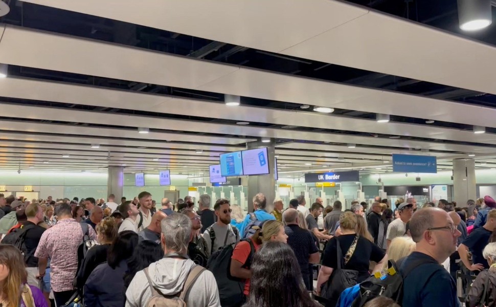 Δεκάδες ακυρωμένες πτήσεις σε βρετανικά αεροδρόμια από πρόβλημα στον έλεγχο διαβατηρίων / Reuters
