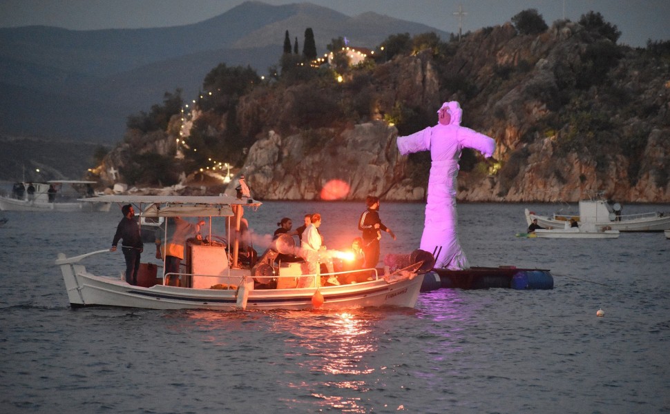 Κάψιμο του Ιούδα στο Τολό Αργολίδας / φωτ. Eurokinissi