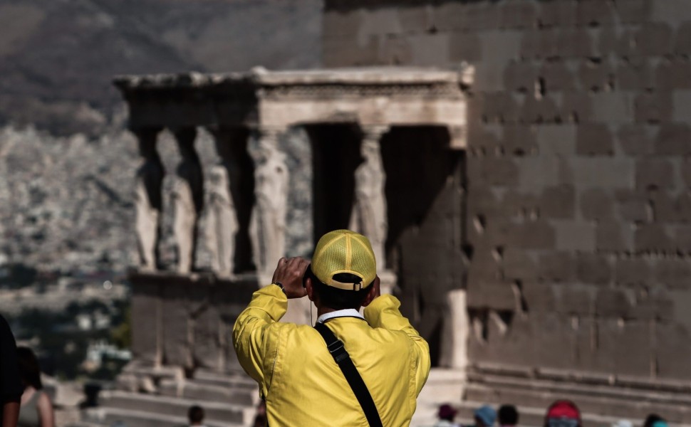 Στιγμιότυπο από την Ακρόπολη, Δευτέρα 31 Ιουλίου 2023. Εκατοντάδες τουρίστες από κάθε γωνιά του πλανήτη που επισκέπτονται τον αρχαιολογικό χώρο της Ακρόπολης. Ο αρχαιολογικός χώρος δέχεται καθημερινά περισσότερους από 17.000 επισκέπτες. 
(ΚΩΣΤΑΣ ΤΖΟΥΜΑΣ/