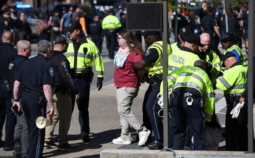 Συλλήψεις διαδηλωτών υπέρ της Παλαιστίνης κατά τη διάρκεια επέμβασης της αστυνομίας στο MIT στις ΗΠΑ. Φωτογραφία: Reuters