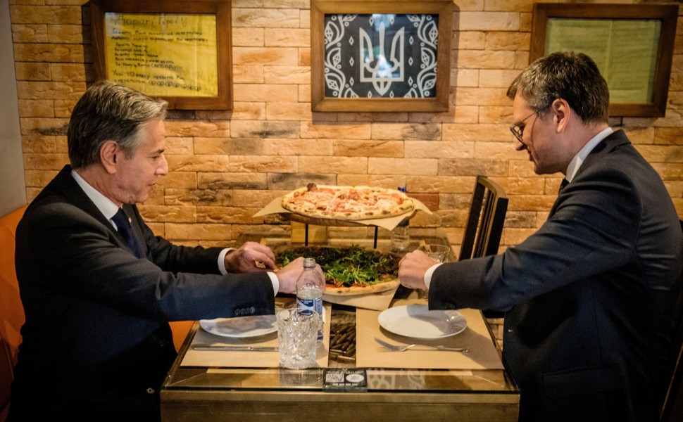 Ο Άντονι Μπλίνκεν τρώει πίτσα στο Κίεβο / Reuters