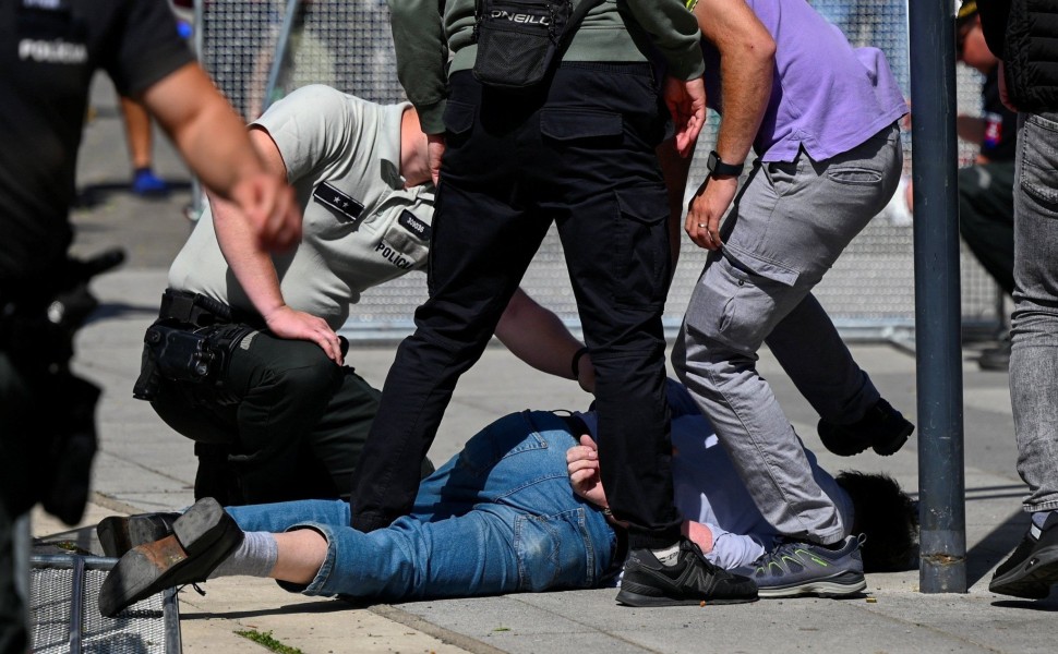 Ο άνδρας που συνελήφθη αμέσως μετά τη δολοφονική επίθεση εναντίον του Πρωθυπουργού της Σλοβακίας / Reuters