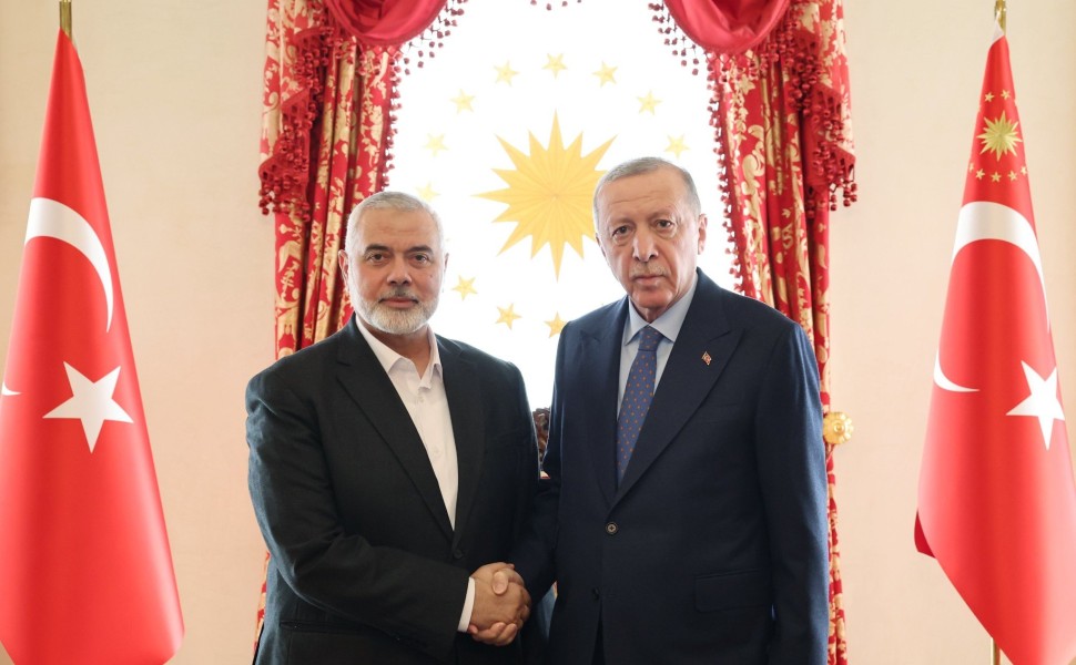 Ο Ερνταγάν με τον ηγέτη της Χαμάς, Ισμαήλ Χανίγια / φωτ, ΑΠΕ ΕΡΑ