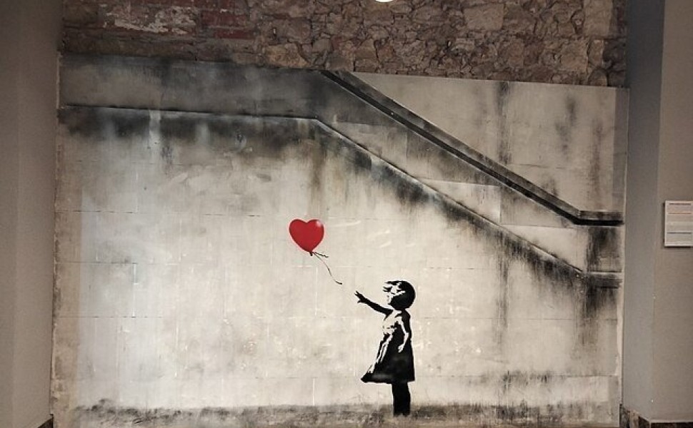 Το κορίτσι με το κόκκινο μπαλόνι, έργο του Banksy στη Βαρκελώνη / WikiCommons